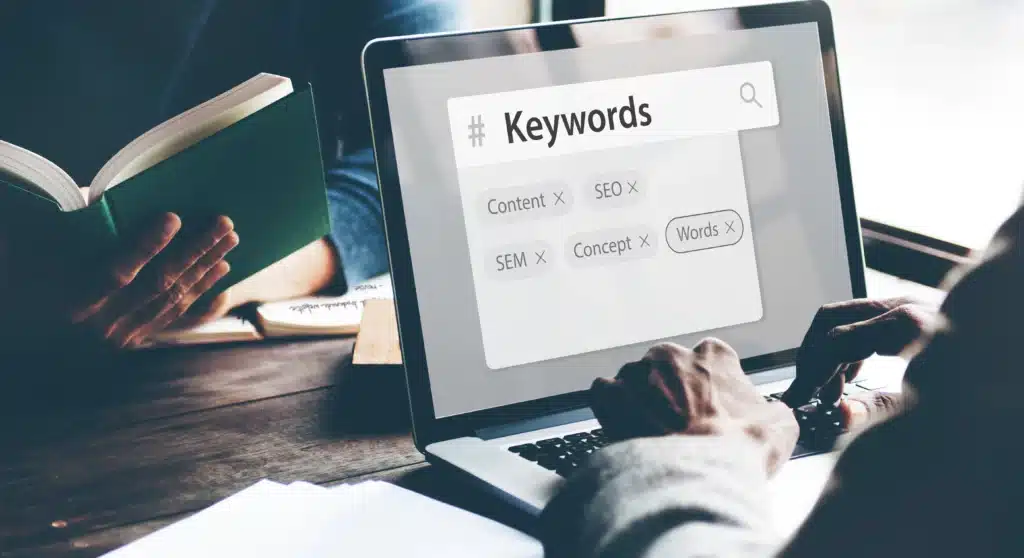Ein Laptop mit der Aufschrift Keyword – symbolisch für Keyword Recherche